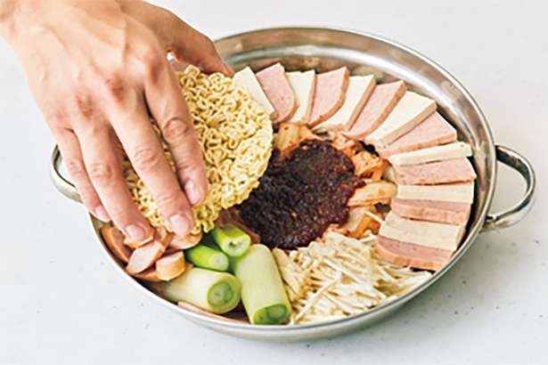 インスタント袋麺で作るボリューム満点の「プデチゲ」レシピ【人気料理家の韓国人オッパが伝授】（4）