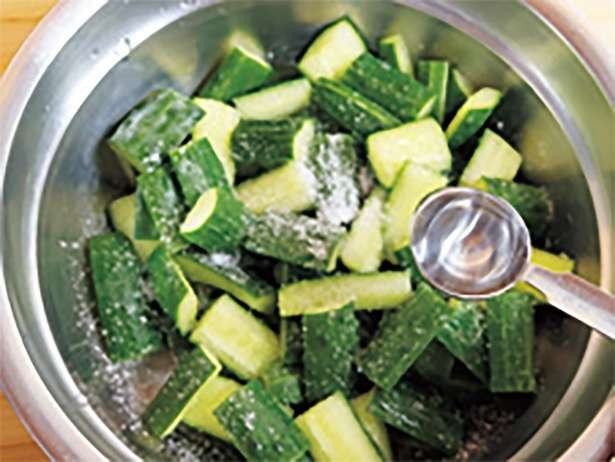 【人気料理家の韓国人オッパが伝授】家庭にある調味料で完成「きゅうりのキムチ」のレシピ（5）
