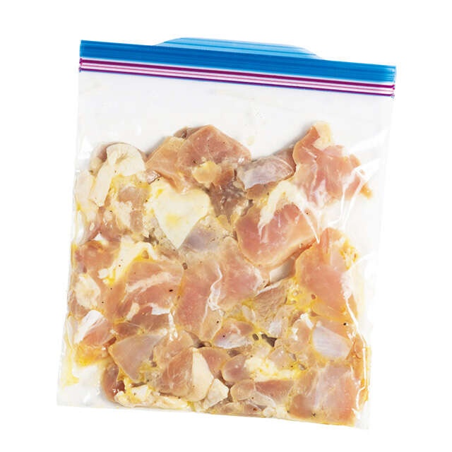鶏もも肉も、豚こまも、鮭の切り身も！そのまま調理でおかずが仕上がる「下味冷凍」レシピ（3）