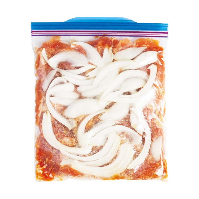 鶏もも肉も、豚こまも、鮭の切り身も！そのまま調理でおかずが仕上がる「下味冷凍」レシピ（10）