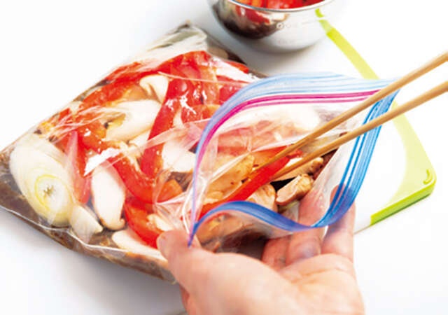 鶏もも肉も、豚こまも、鮭の切り身も！そのまま調理でおかずが仕上がる「下味冷凍」レシピ（13）