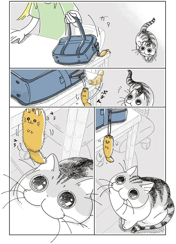 愛猫が私のカバンについたマスコットにちょっかい。一生懸命な姿につい流されそうになり...／夜は猫といっしょ7（3）