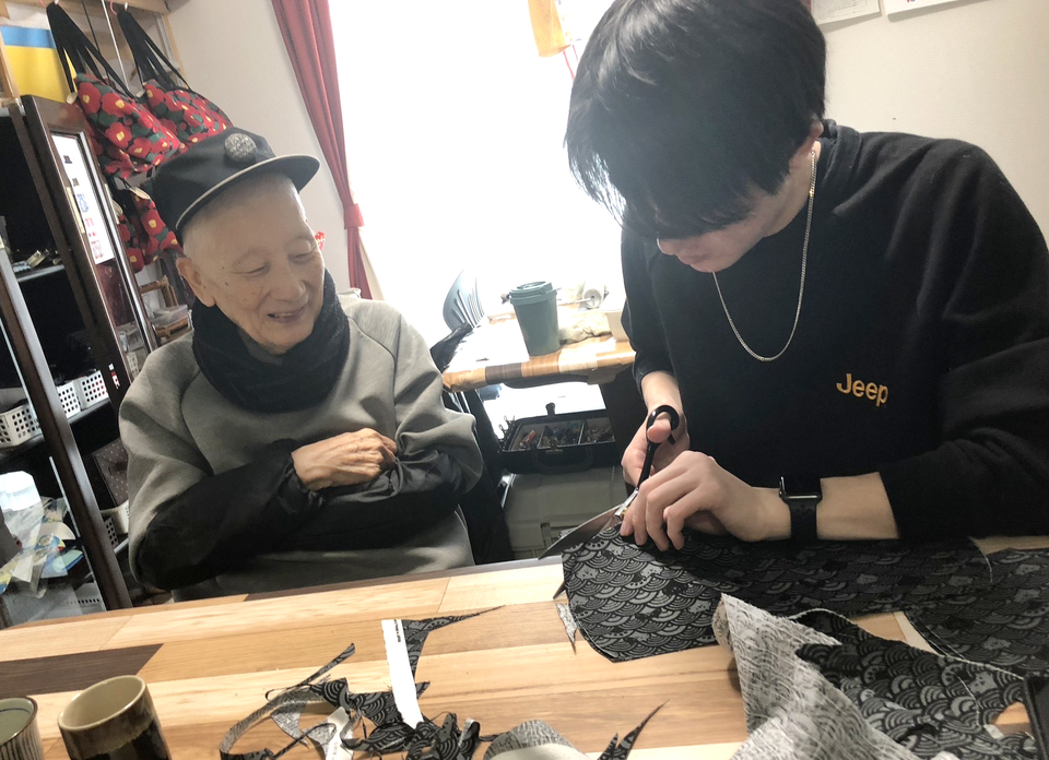 なかなか売れない80代父の手作りバッグ。18歳孫のアイデアでSNSに挑戦!?／80代で見つけた　生きる幸せ（1）