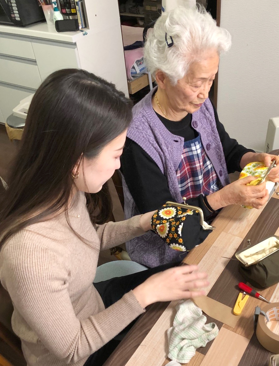 なかなか売れない80代父の手作りバッグ。18歳孫のアイデアでSNSに挑戦!?／80代で見つけた　生きる幸せ（2）