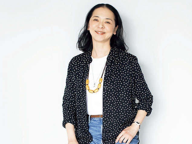 肌のくすみ対策、着やせ効果も。スタイリスト佐藤かなさんによる、春、大人がカジュアルに着こなす方法（1）