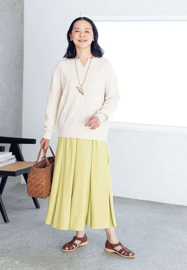 肌のくすみ対策、着やせ効果も。スタイリスト佐藤かなさんによる、春、大人がカジュアルに着こなす方法（2）