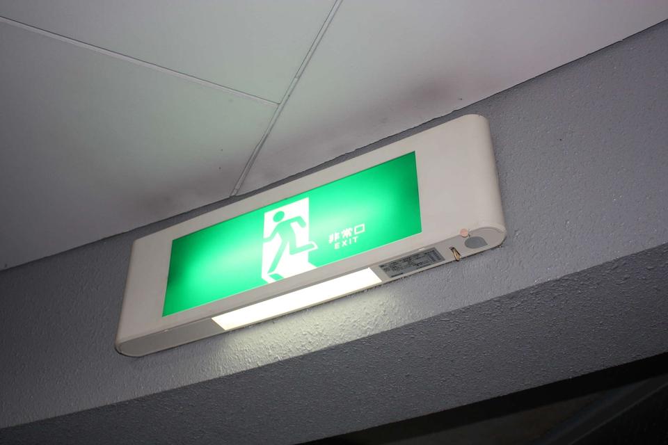 非常口の誘導灯が「緑色の理由」。知って納得の「色」にまつわる雑学【1分でサクッと読める雑学】（2）
