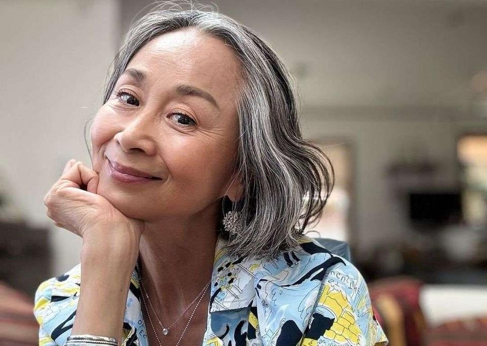 グレイヘアを楽しむ62歳が素敵♪「自分軸を持つ」ことがおしゃれのコツ！【インタビュー】（1）