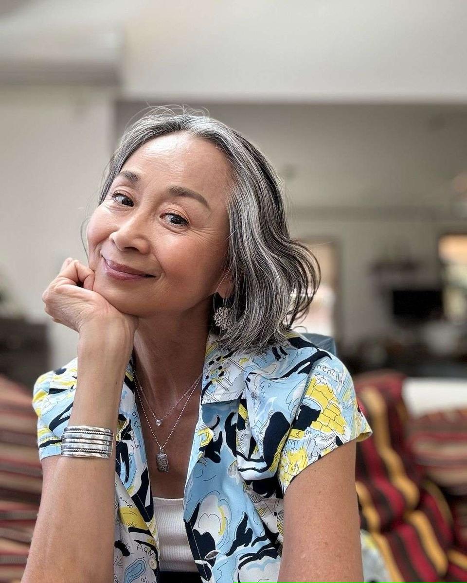 グレイヘアを楽しむ62歳が素敵♪「自分軸を持つ」ことがおしゃれのコツ！【インタビュー】（4）