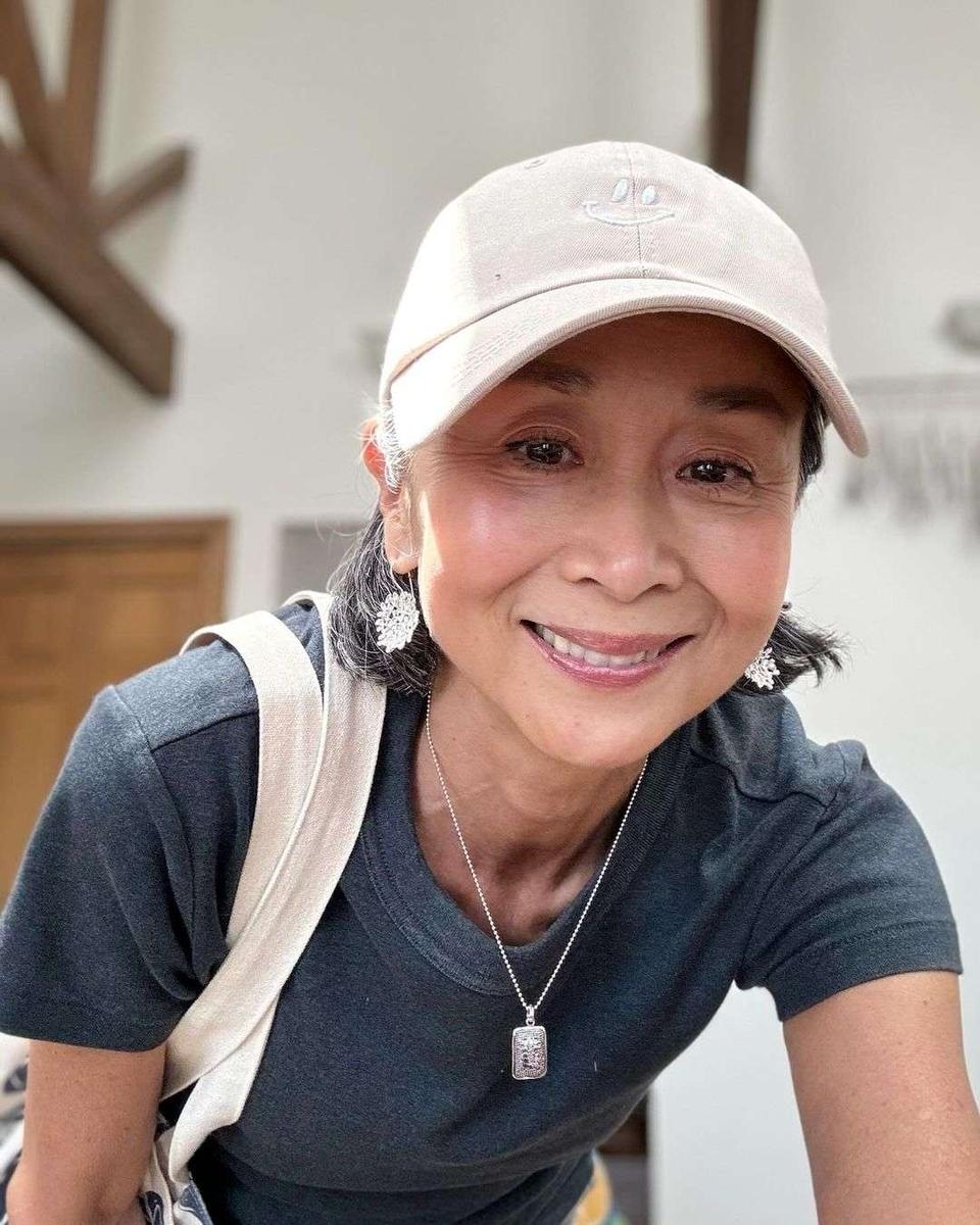 グレイヘアを楽しむ62歳が素敵♪「自分軸を持つ」ことがおしゃれのコツ！【インタビュー】（7）