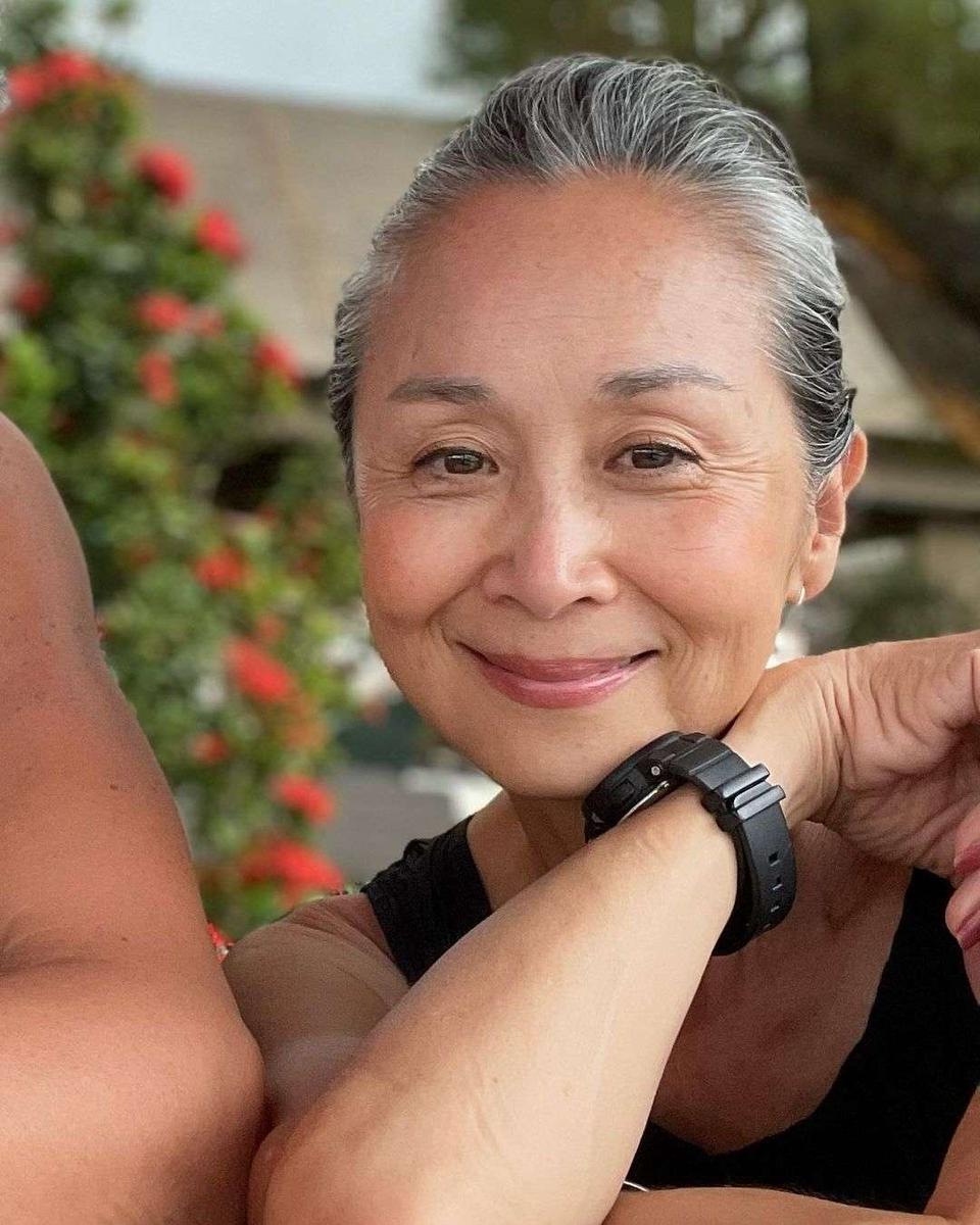 グレイヘアを楽しむ62歳が素敵♪「自分軸を持つ」ことがおしゃれのコツ！【インタビュー】（9）