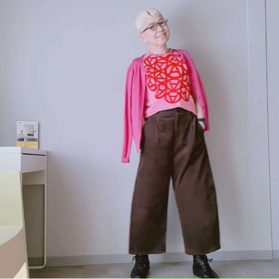 プチプラコーデのお手本！ おしゃれすぎる73歳YouTuber・ロコリさんに学ぶ「カラーアイテム」の取り入れ方（2）