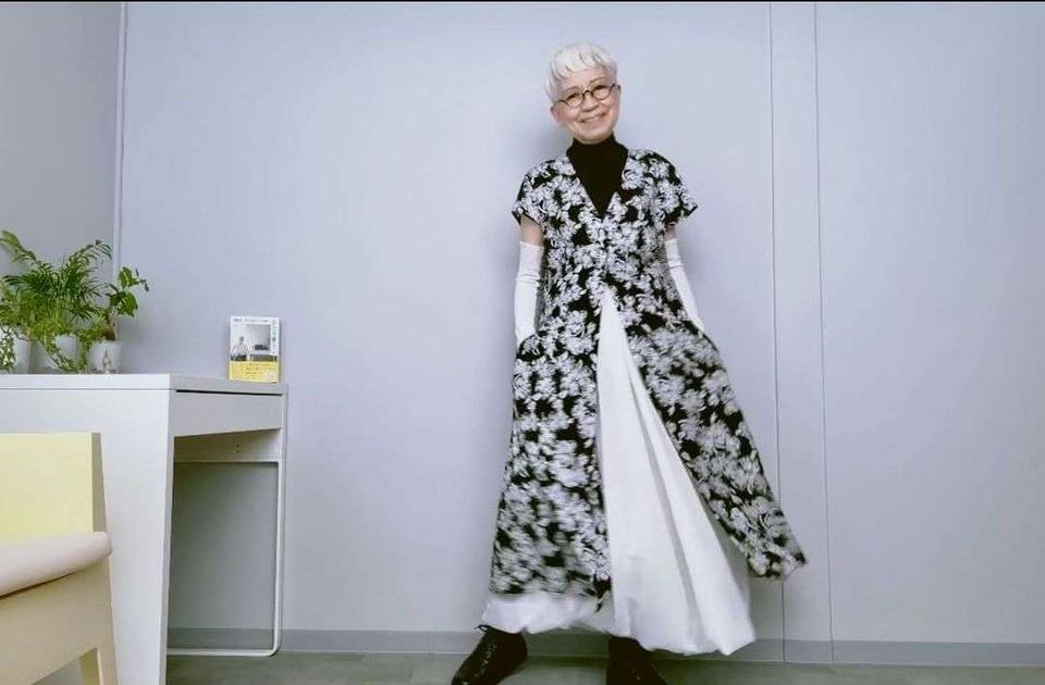 プチプラコーデのお手本！ おしゃれすぎる73歳YouTuber・ロコリさんに学ぶ「カラーアイテム」の取り入れ方（4）