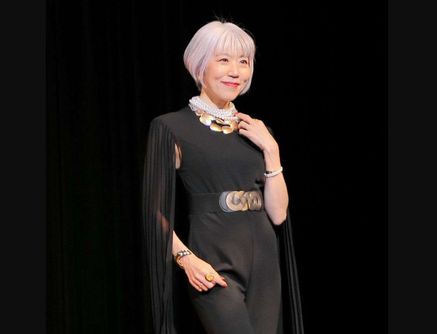 印象年齢マイナス10歳！ ウォーキング講師・朝倉真弓さんに教わる「美姿勢」のコツと「グレイヘア」の楽しみ方（1）