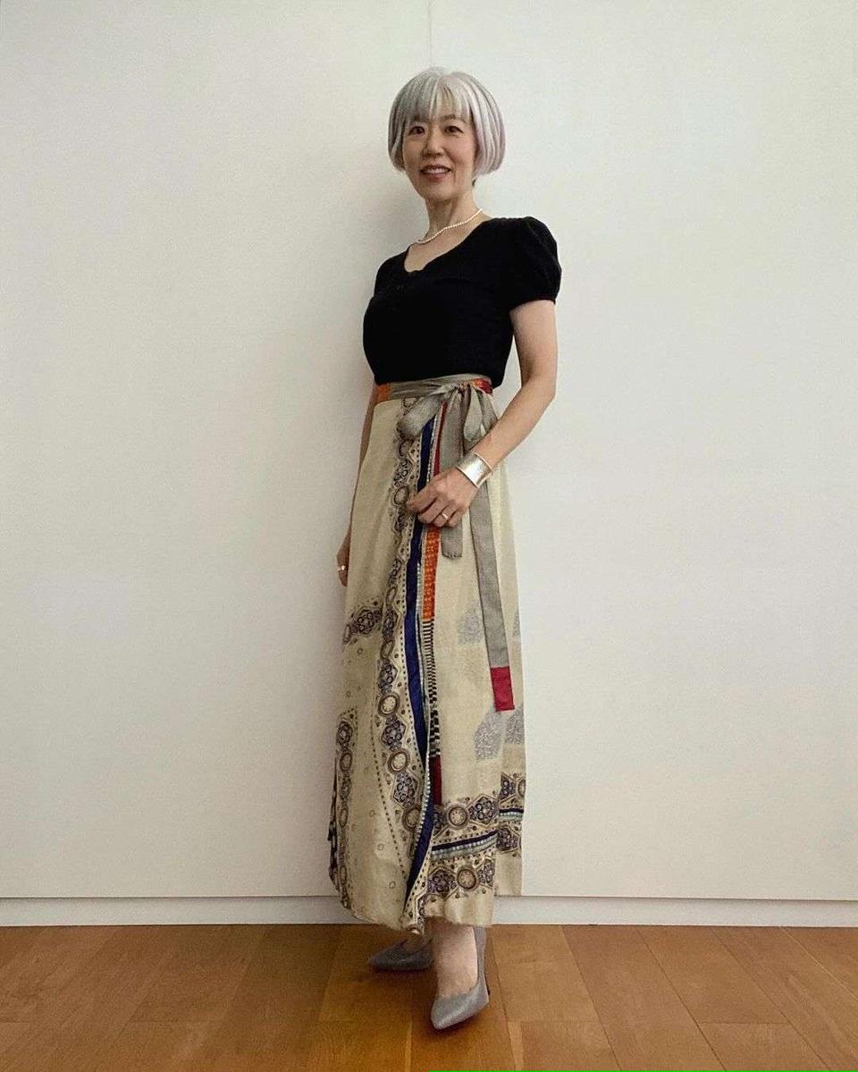 印象年齢マイナス10歳！ ウォーキング講師・朝倉真弓さんに教わる「美姿勢」のコツと「グレイヘア」の楽しみ方（2）