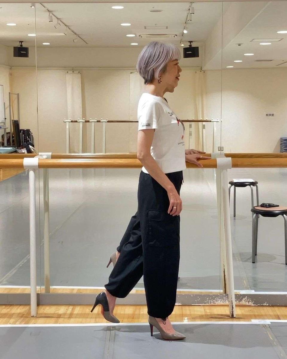 印象年齢マイナス10歳！ ウォーキング講師・朝倉真弓さんに教わる「美姿勢」のコツと「グレイヘア」の楽しみ方（3）