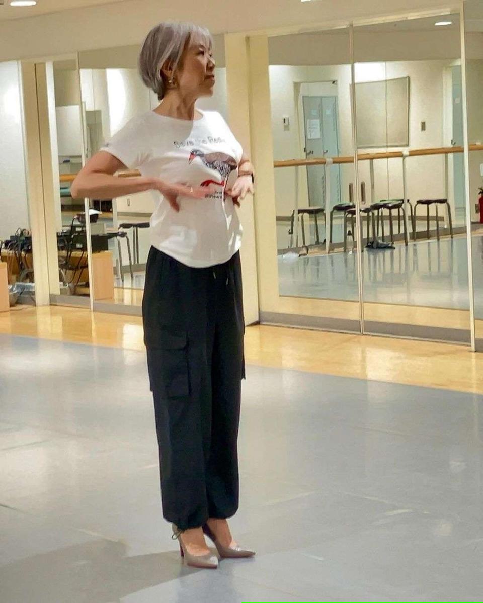 印象年齢マイナス10歳！ ウォーキング講師・朝倉真弓さんに教わる「美姿勢」のコツと「グレイヘア」の楽しみ方（4）