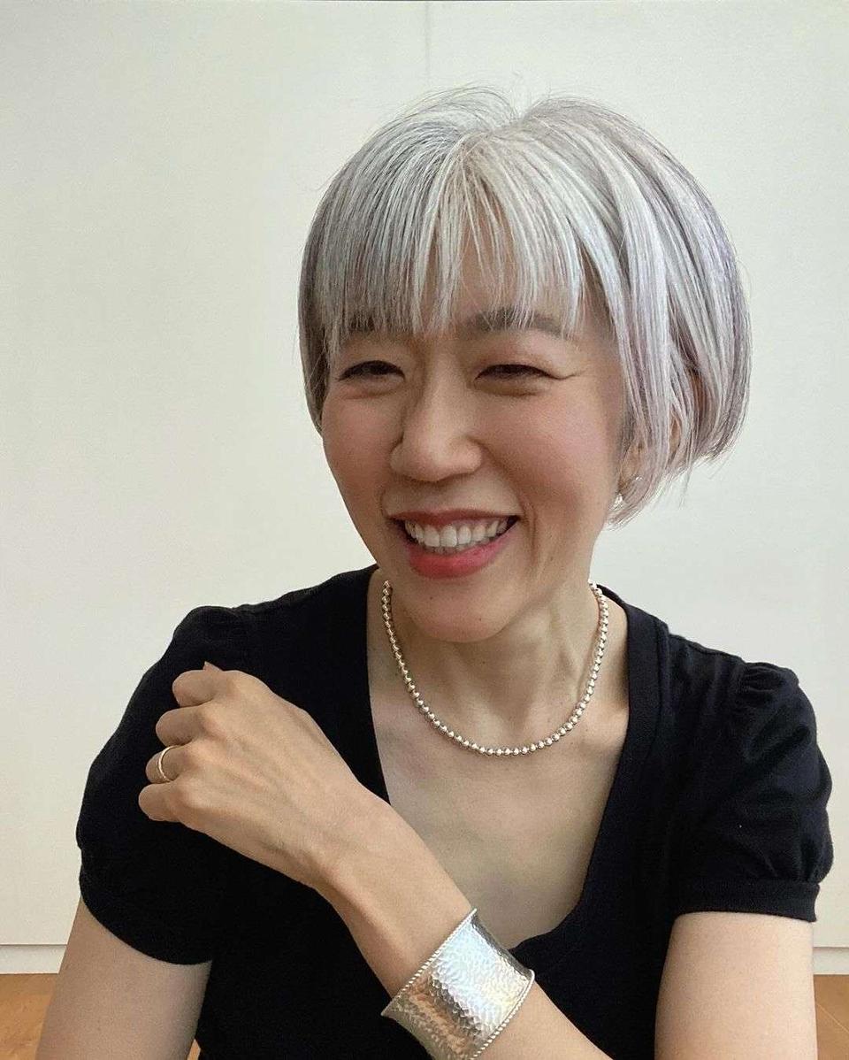 印象年齢マイナス10歳！ ウォーキング講師・朝倉真弓さんに教わる「美姿勢」のコツと「グレイヘア」の楽しみ方（5）