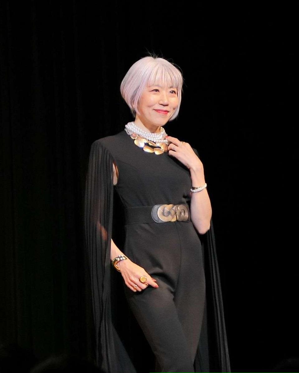 印象年齢マイナス10歳！ ウォーキング講師・朝倉真弓さんに教わる「美姿勢」のコツと「グレイヘア」の楽しみ方（6）