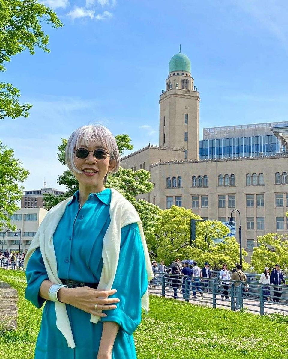 印象年齢マイナス10歳！ ウォーキング講師・朝倉真弓さんに教わる「美姿勢」のコツと「グレイヘア」の楽しみ方（7）