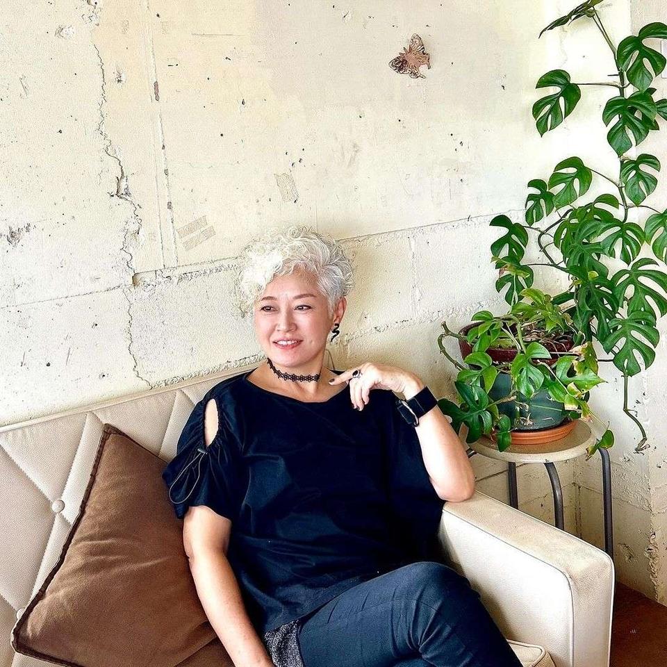 美しすぎる65歳！プラチナヘアが素敵なインスタグラマー・藤原民子さんに聞く「美の秘訣」（2）