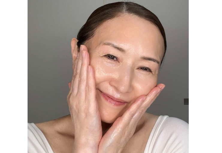 奇跡の63歳！ 2.4万人が憧れる「ツヤ美肌」の持ち主・るん大西さんがメイクに目覚めたきっかけは【インタビュー】（1）