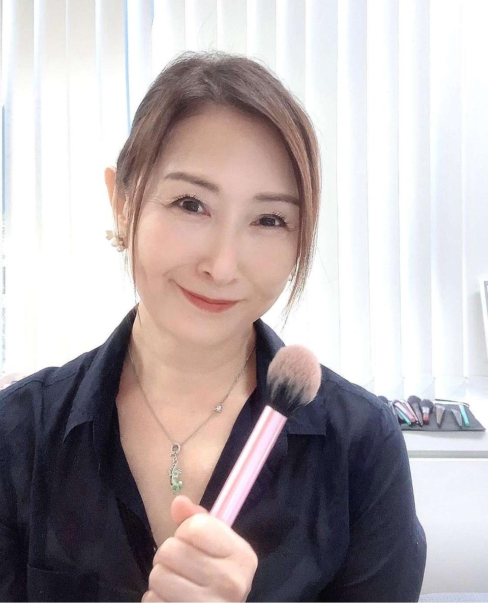 奇跡の63歳！ 2.4万人が憧れる「ツヤ美肌」の持ち主・るん大西さんがメイクに目覚めたきっかけは【インタビュー】（2）