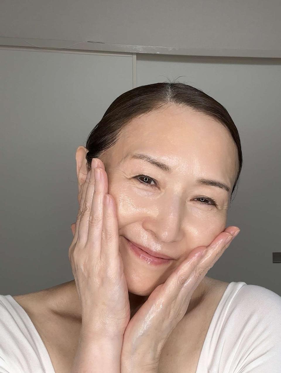 奇跡の63歳！ 2.4万人が憧れる「ツヤ美肌」の持ち主・るん大西さんがメイクに目覚めたきっかけは【インタビュー】（6）