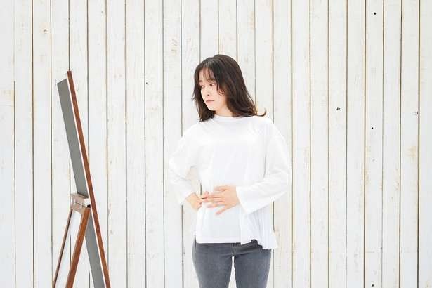 無理に小さいサイズの服を選びがちな40代以降の女性へ、「サイズ感」の重要性をスタイリストが解説（1）