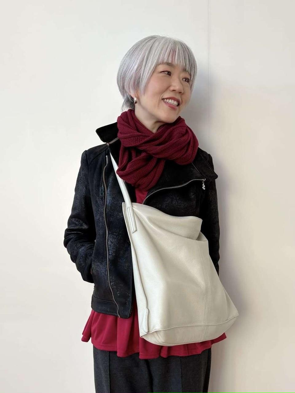 愛用バッグの中身を大公開！ 立ち姿が美しいウォーキング講師・朝倉真弓さんのバッグの中には...【彼女のバッグ】（6）
