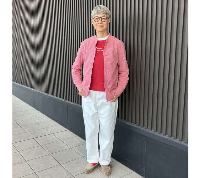 グレーヘアが寂しく見えないコツは「赤」。60代女性が迷わず買ったお気に入りブラウスの物語（2）