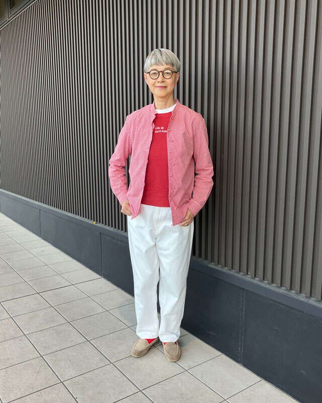 グレーヘアが寂しく見えないコツは「赤」。60代女性が迷わず買ったお気に入りブラウスの物語（3）