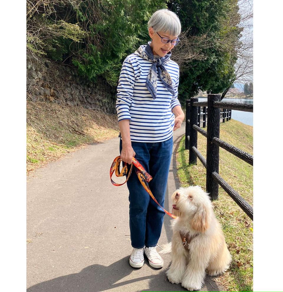 愛犬はもういないけれど、友人の犬と過ごした春の一日。日焼け対策のスカーフをアクセントに（2）