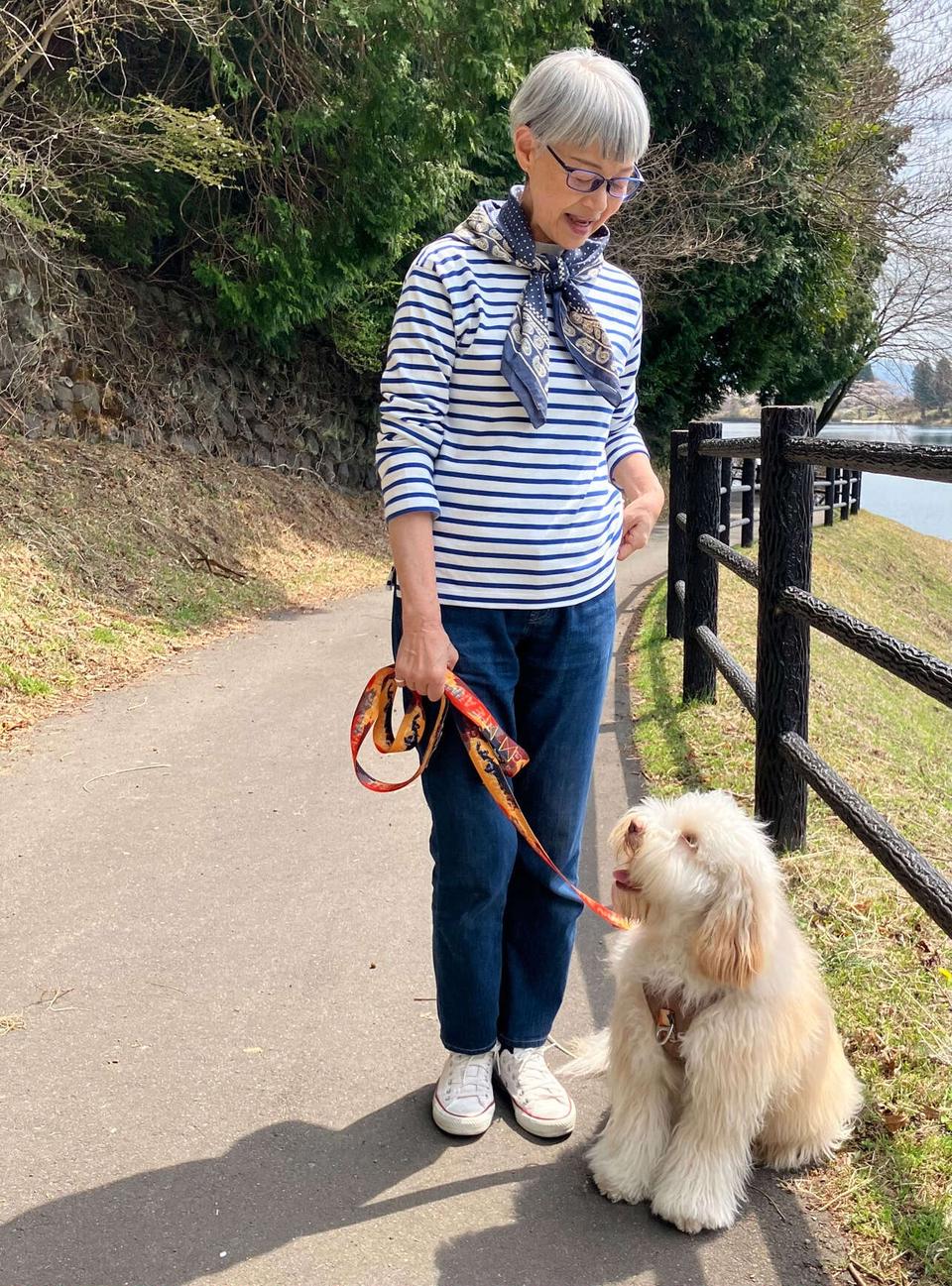 愛犬はもういないけれど、友人の犬と過ごした春の一日。日焼け対策のスカーフをアクセントに（3）