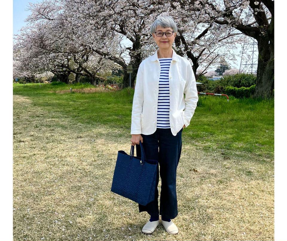 【60代からのおしゃれ】春はブルー×白で軽やかに。カバーオールと小物で遊ぶ大人の統一感（1）