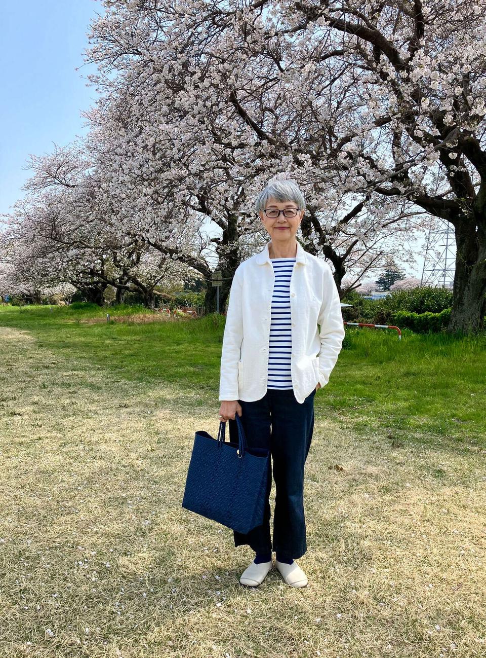【60代からのおしゃれ】春はブルー×白で軽やかに。カバーオールと小物で遊ぶ大人の統一感（3）