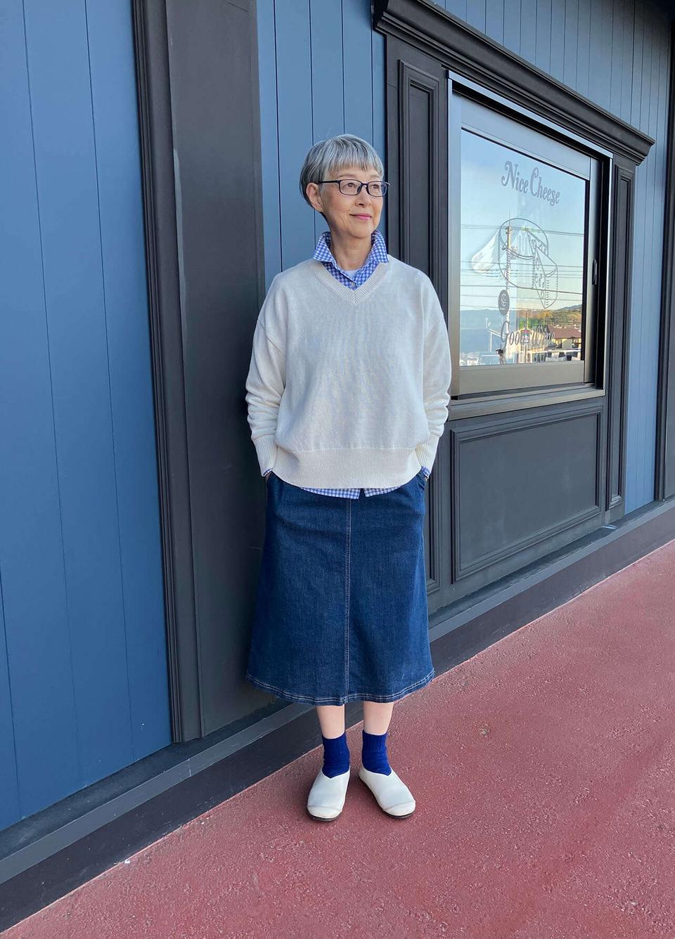 60代からの賢いニット使いと甘くないスカート術。大人の洗練「トラッドスタイル」（3）