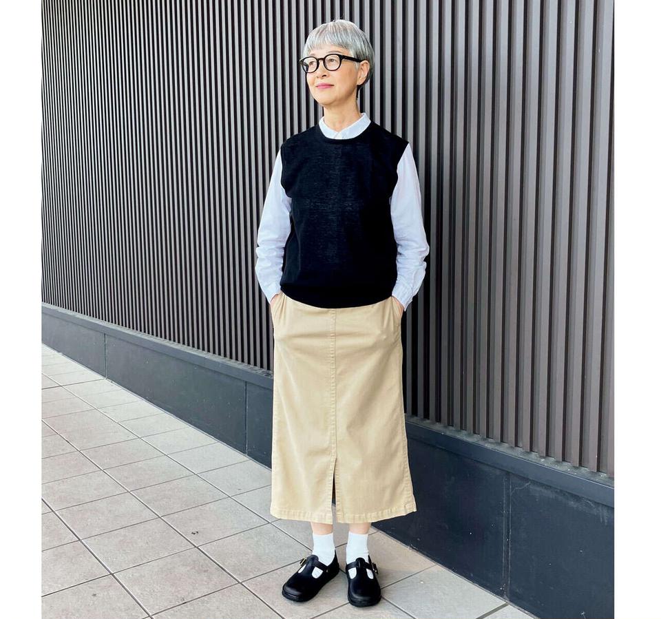 もたつかない「薄手ベスト」の魔法。丸襟ブラウスですっきり見せる、60代大人の春コーデ（1）