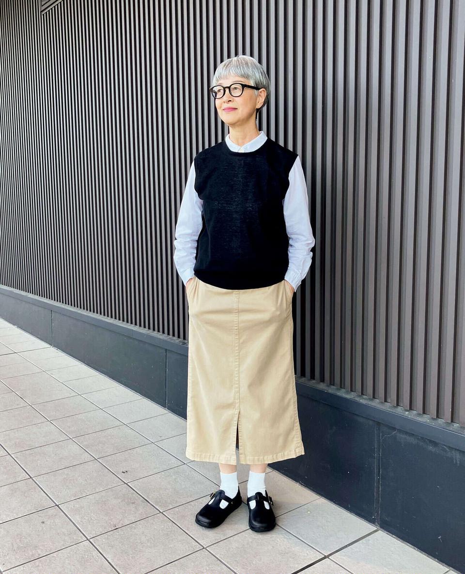 もたつかない「薄手ベスト」の魔法。丸襟ブラウスですっきり見せる、60代大人の春コーデ（3）