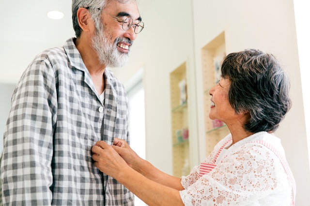 シルバー世代、いつまでも若く見える人とそうでない人の違いって？／キッチン夫婦（妻）（1）