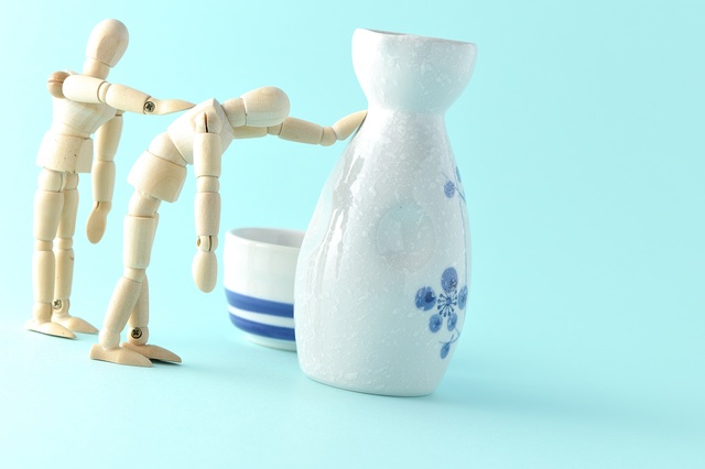 お酒を飲みすぎて転んでしまう高齢の父。周囲の心配を気にも留めず...／キッチン夫婦（妻）（2）