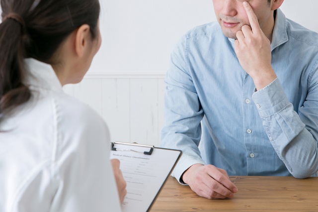 アテロームで顔面が大きく腫れ上がる。そのうえ悪臭まで...／キッチン夫婦（夫）（2）