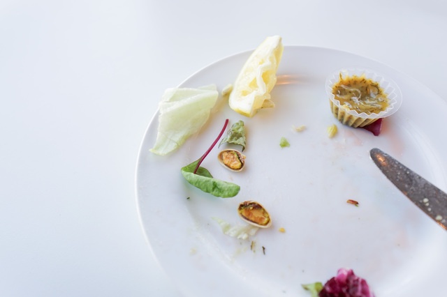 食べ残しをかき集め、嫁に食わせようとする姑／かづ（2）