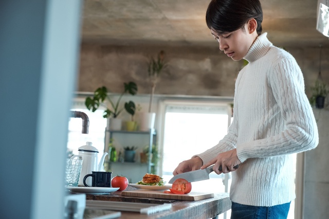 料理を失敗して見せる笑顔...夫の連れ子だった息子との「キッチンでの思い出」／キッチン夫婦（妻）（1）