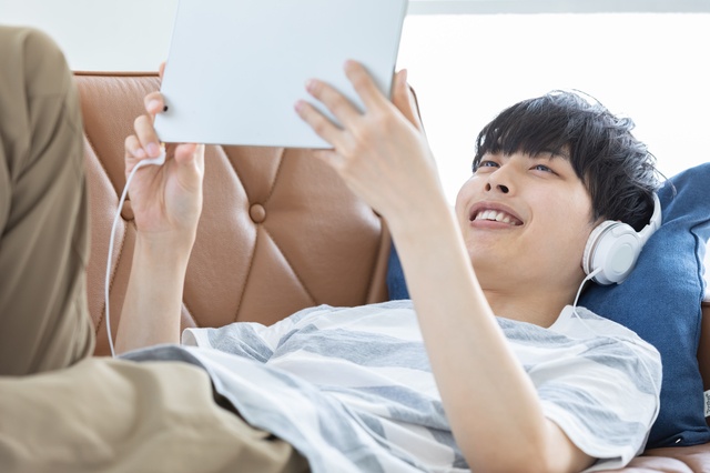 コロナの影響で「収益ゼロ」に陥った自営の私。一方で入社延期中の息子は...⁉／キッチン夫婦（夫）（1）
