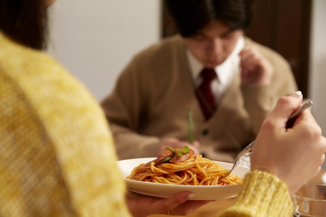 好きな料理は？ 何を喋ればいい？ 「夫不在」の気まずい夕食...／14歳男子の継母になった私（2）（2）