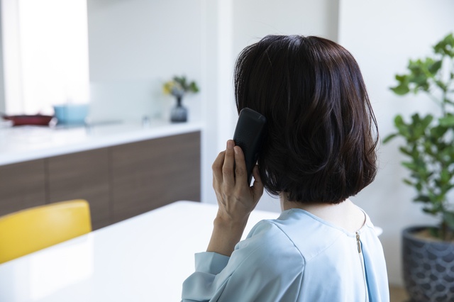 昔から電話が苦手な私。息子でも間違えない自信がない...。／キッチン夫婦（2）