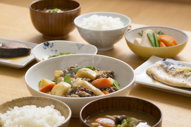 作り置きやお弁当を好まない義両親。「器に盛られた料理」のおいしさよ...／キッチン夫婦（1）