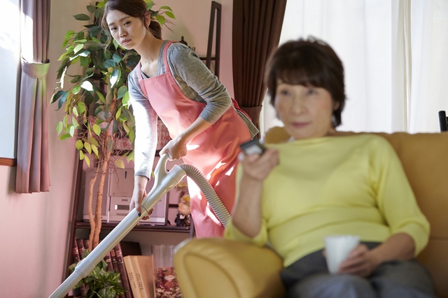 現在「富裕層」の私がいかにして危険な姑との二世帯住宅に住むことを決めたか／斗比主閲子（2）