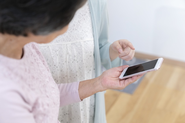 買い物で別行動中、電話に出ない79歳の母。心配して探しまわったのに...／キッチン夫婦（2）